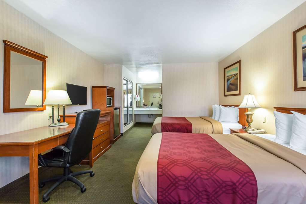 Econo Lodge Inn & Suites Riverside Corona - photo 12