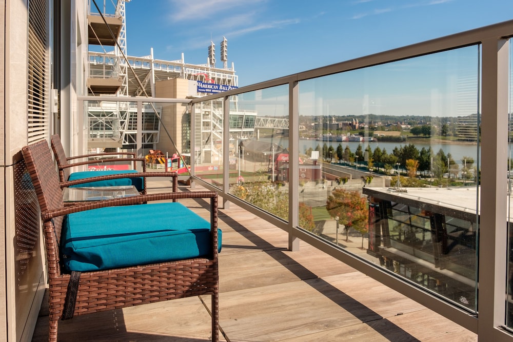 AC Hotel by Marriott Cincinnati at The Banks - photo 10