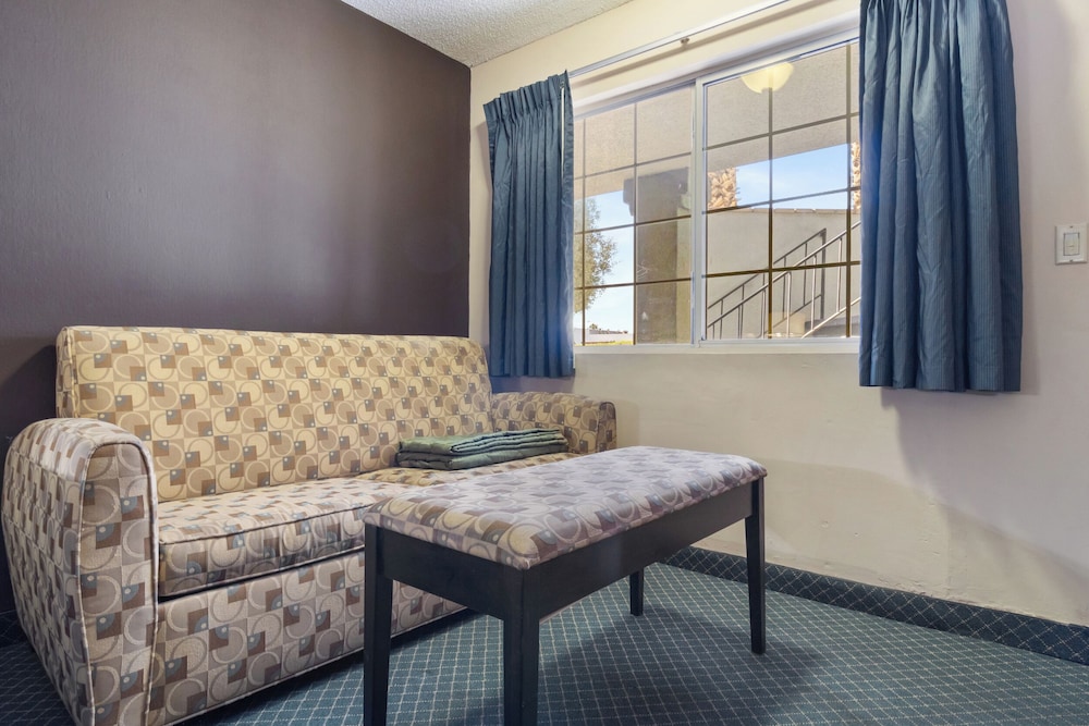 Economy Inn Barstow - photo 8