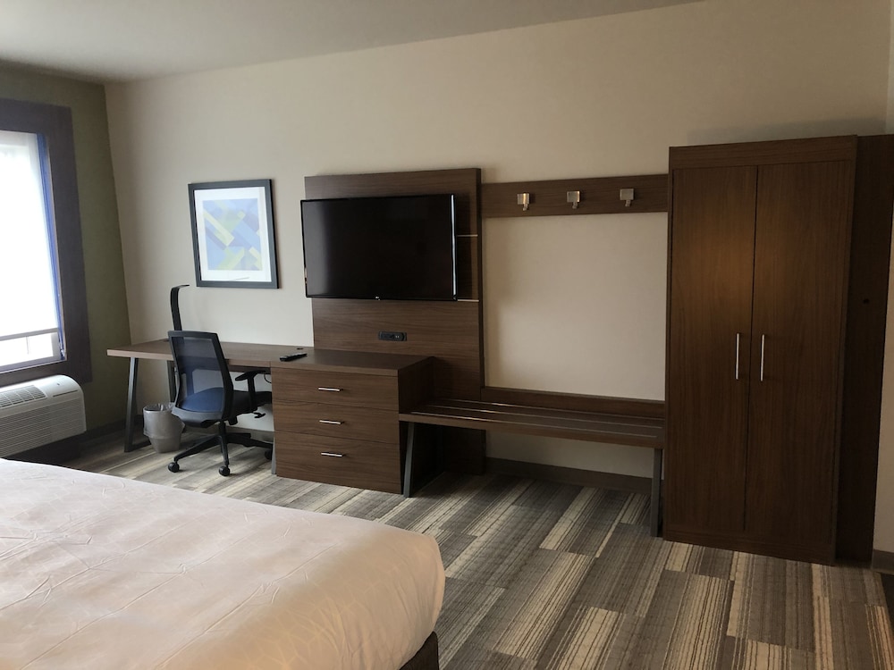 Holiday Inn Express & Suites Madison West Middleton - photo 17