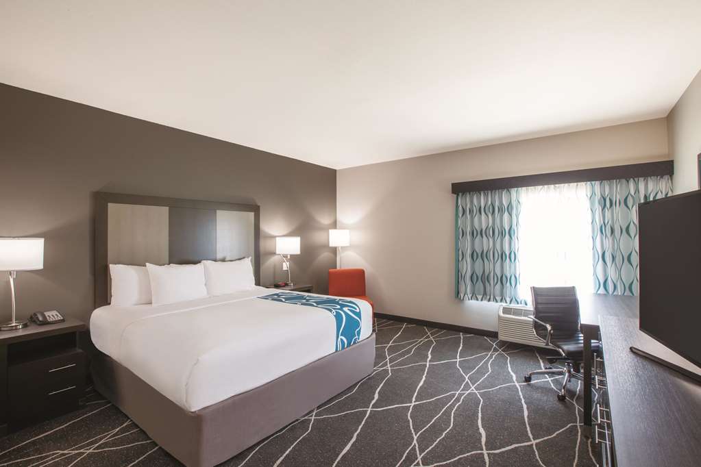 La Quinta Inn & Suites by Wyndham Tulsa Broken Arrow - photo 13