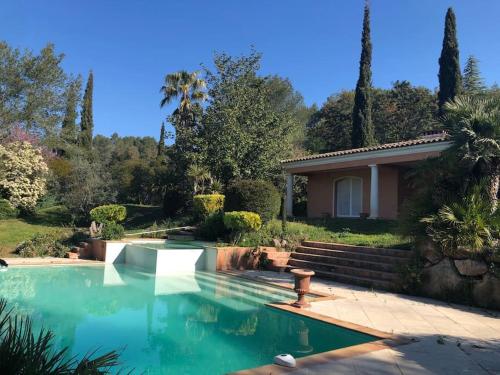 Luxueux Cocon avec parc paysagé avec piscine XXL à débordement mer et plages 15 minutes — hotel in Pierrefeu-Du-Var