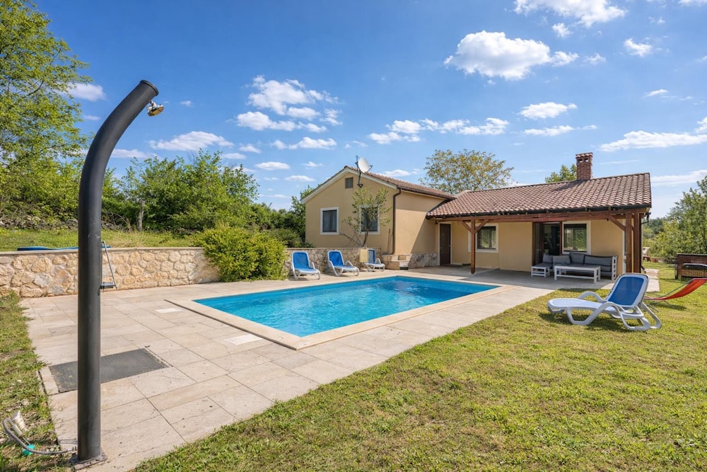 Villa Simac With Pool and Whirlpool Happy Rentals — 4-Star Luxury Hotel in Pazin, Croatia
