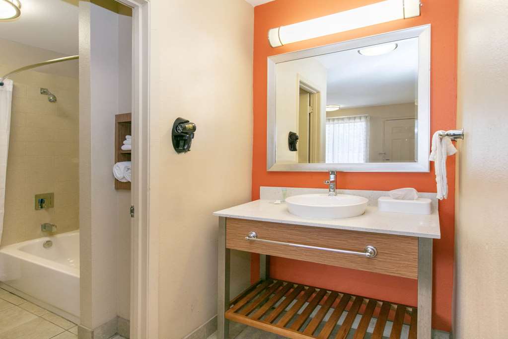 Days Inn & Suites by Wyndham Arlington Near Six Flags - photo 9