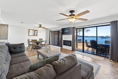 Waterfront Escape 3BR Townhome Pet Friendly Sleeps 8 in Marietta, United States