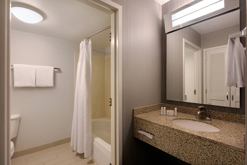Courtyard by Marriott Grand Rapids Airport - photo 16
