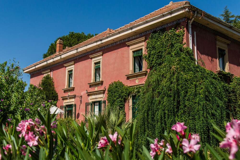 Affascinante Villa Ottocentesca a Caltagirone — 4-Star Luxury Hotel in Caltagirone, Italy