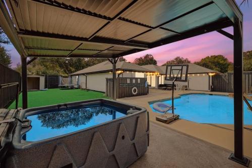Plano Perfect Getaway Pool Hot Tub BBQ Grill — Plano — photo 2