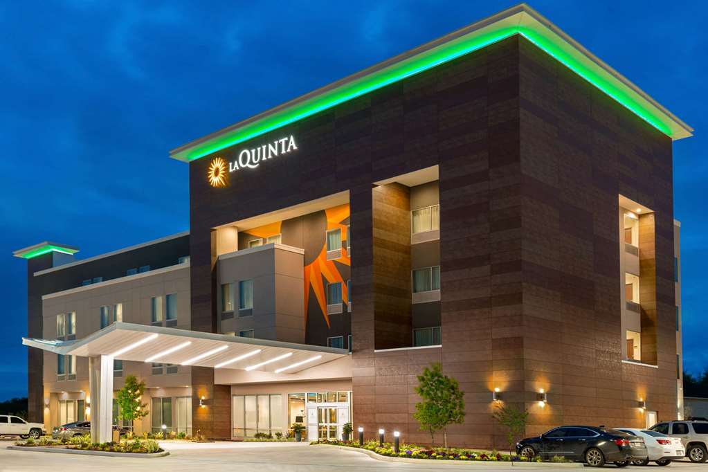 La Quinta Inn & Suites by Wyndham Richmond Sugarland - photo 2