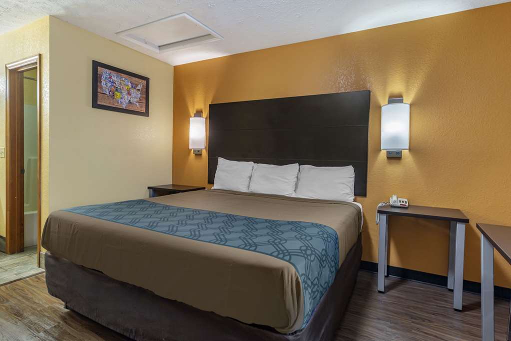 Econo Lodge Nashville North - photo 13