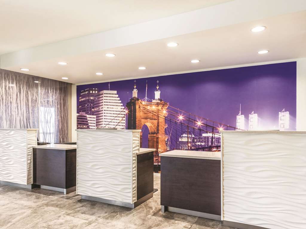 La Quinta Inn & Suites by Wyndham Cincinnati Sharonville - photo 9