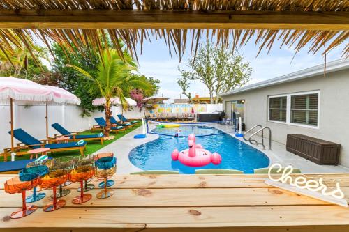 4 Br Oasis Pool Tiki Hut Hot Tub Ping Pong Arcade — 4-Star Luxury Hotel in Seminole, United States