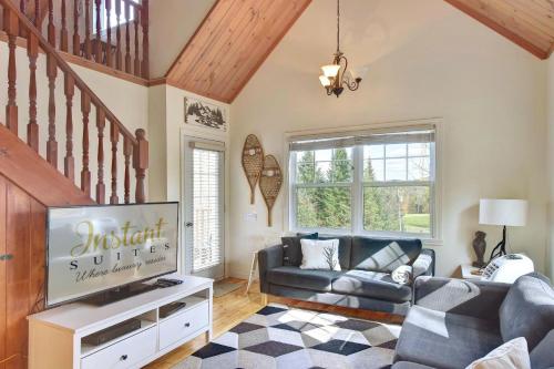 The Golf & Mountain View Retreat by Instant Suites in Mont-Tremblant, Canada