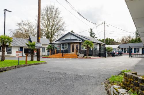 Courtesy Inn Motel - photo 6