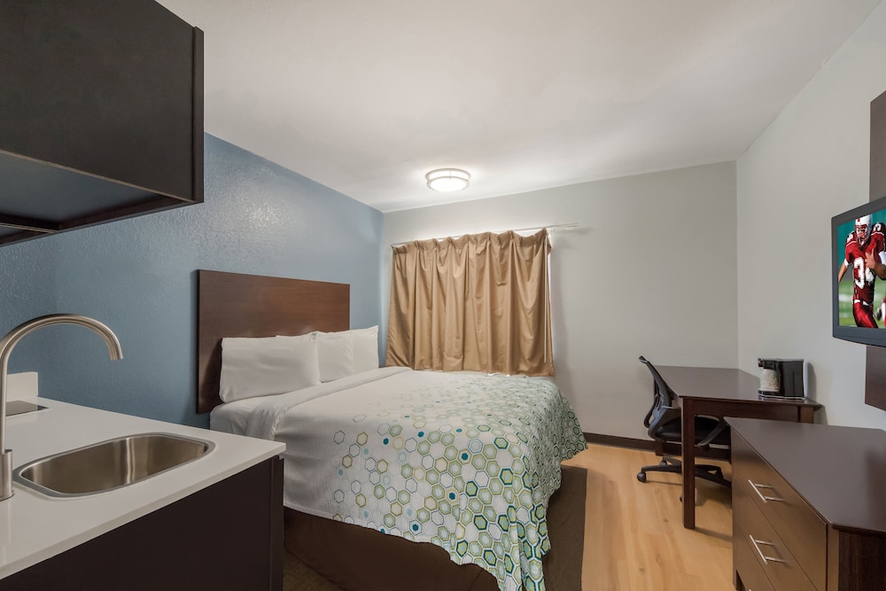 HomeTowne Studios by Red Roof San Antonio Seaworld Northwest - photo 12