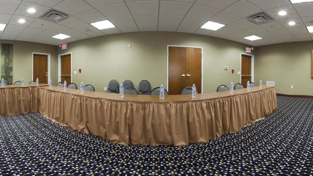 Holiday Inn Express Hotel & Suites Mount Airy by IHG - photo 33