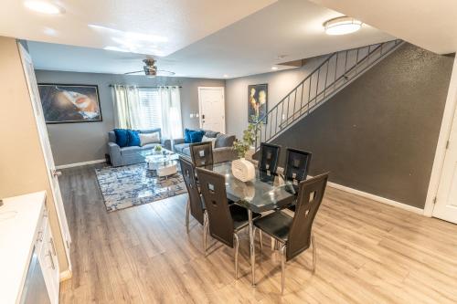 Spacious 2 Bedroom Townhouse with Pool & Private Patio in Central Las Vegas