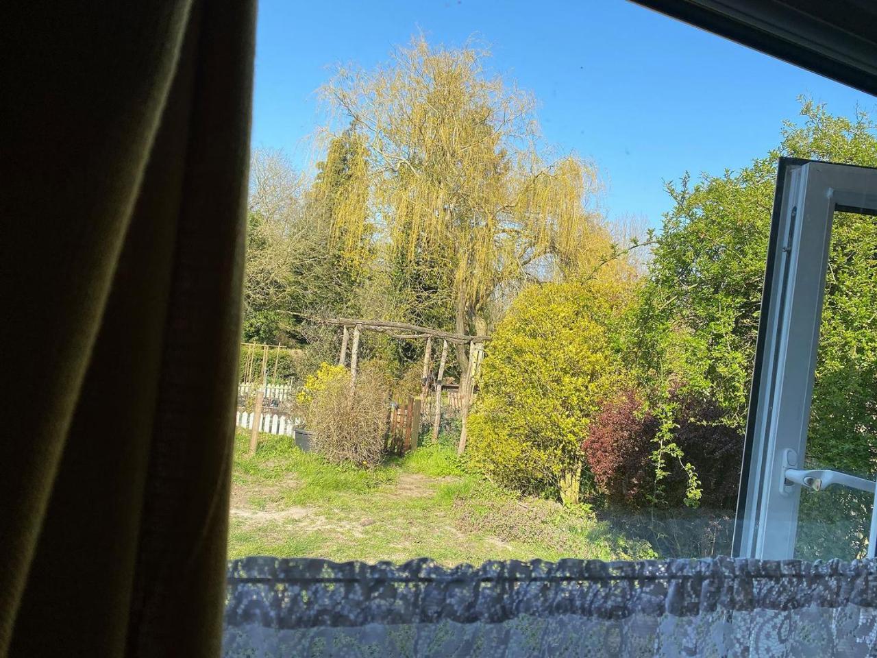 Beekeeper's Cabin — 4-Star Luxury Hotel in Reepham, United Kingdom