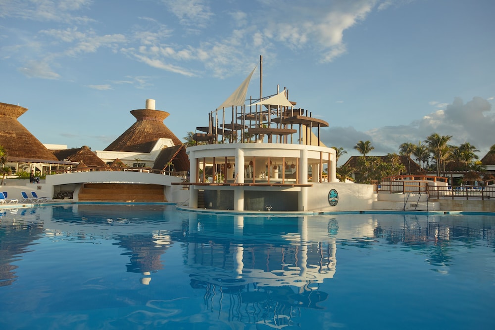 Swim-up bar