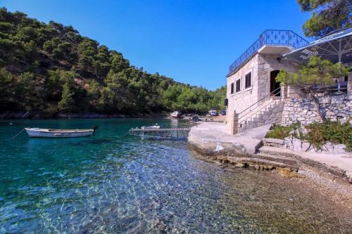 Robinson Nino in Sucuraj, Croatia