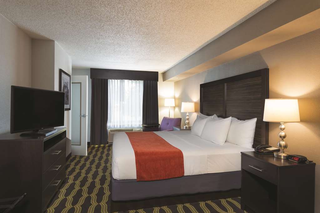 La Quinta Inn & Suites by Wyndham Lynchburg at Liberty Univ. - photo 33