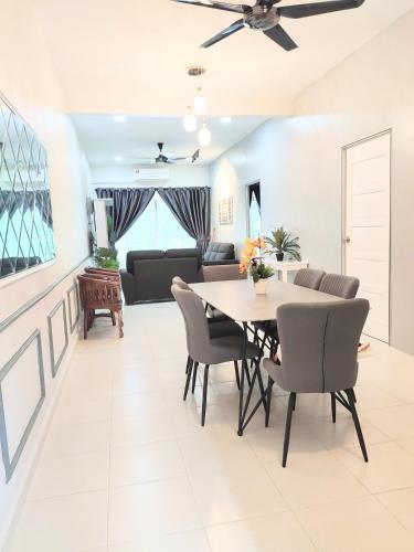 Private pool Cassa Dinies Wifi Bbq 10 pax in Unknown City, Malaysia