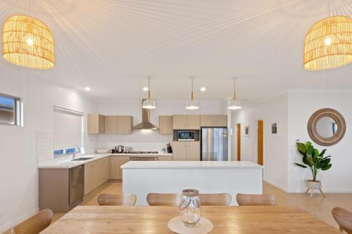 4 Corella Court Pool and Jetty 12m max — 4-Star Luxury Hotel in Exmouth, Australia