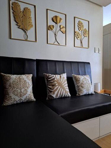 Trees Residences 1 Bedroom with Netflix and Bluetootth Karaoke Speaker with 2 mini Microphone — 4-Star Luxury Hotel in Manila, Philippines