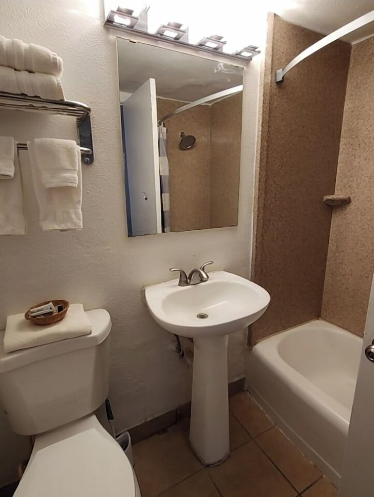 Welcome Inn And Suites - photo 17