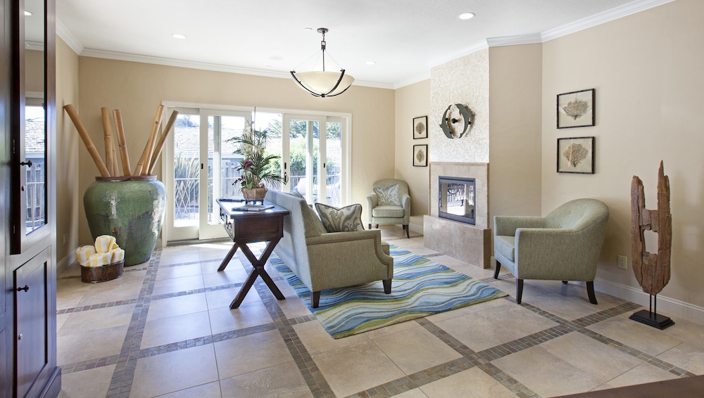 Blue Dolphin Inn - photo 2