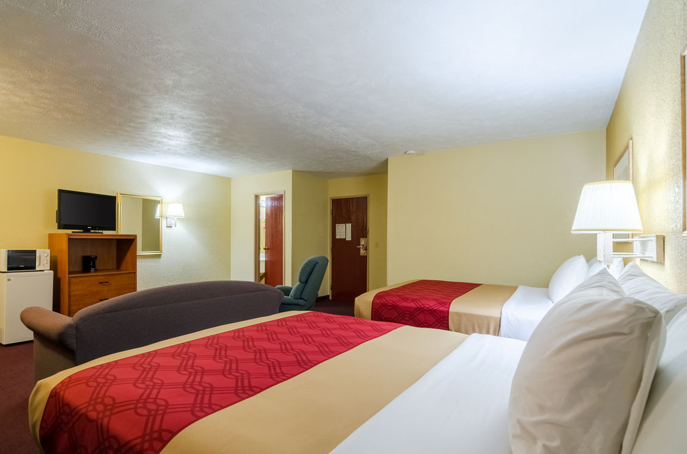 Econo Lodge Interstate 35 Exit 183 - photo 22