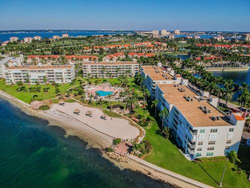 Bahia Vista Palm Trees & Coastal Breezes Endless Fun on Isla in St. Petersburg, United States