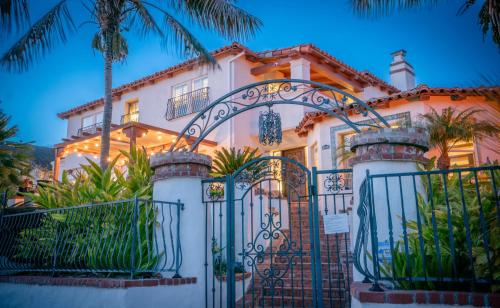 Mediterranean Style Villa in Point Loma — 4-Star Luxury Hotel in San Diego, United States