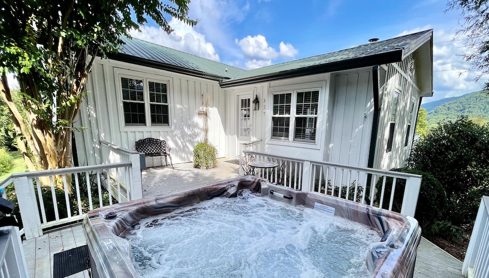 Two Bedroom House — 4-Star Luxury Hotel in Townsend, United States