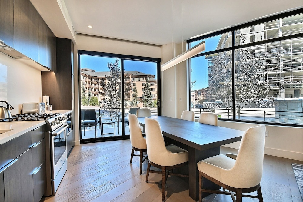 Modern Ski in out 2 BR in Canyons Village by RedAwning — 4-Star Luxury Hotel in Bridgeport, United States