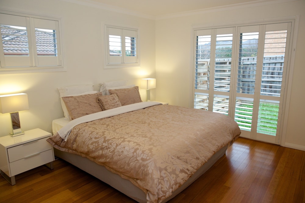 Yarra Glen Racecourse Apartments — 4-Star Luxury Hotel in Yarra Glen, Australia