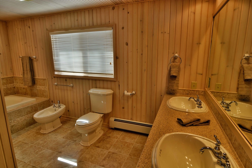 Serenity On Lake Owen 5 Bedroom Hotel Room by RedAwning - photo 34