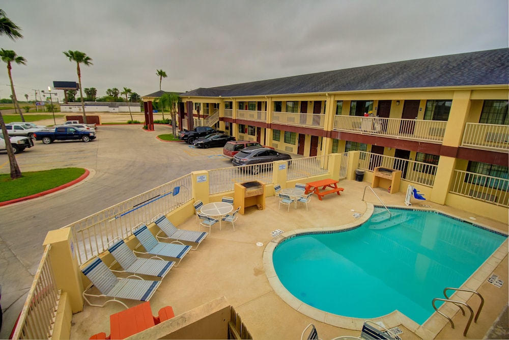 Deluxe Inn and Suites in Raymondville, United States