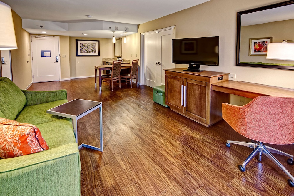 Hampton Inn & Suites Asheville Airport - photo 25