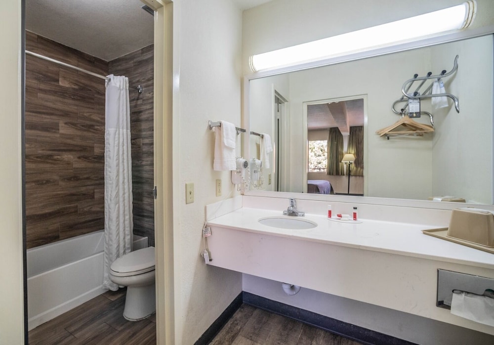 Super 8 by Wyndham El Paso Airport - photo 15