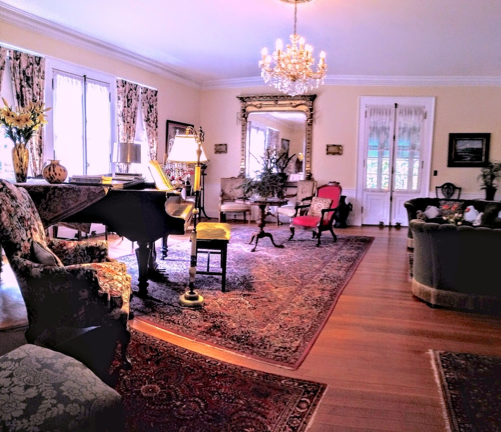 Whistler's Inn Bed & Breakfast - photo 4