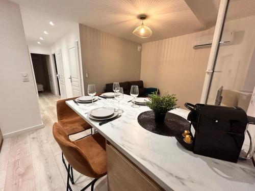 Emma 4 6 Pers Neuf Hyper Centre Clim Terrasse in Saint-Raphael, France