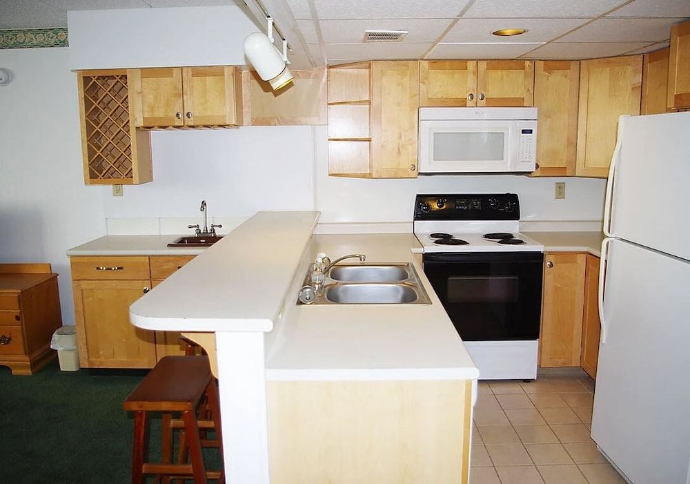 Clive Hotel & Suites - photo 3