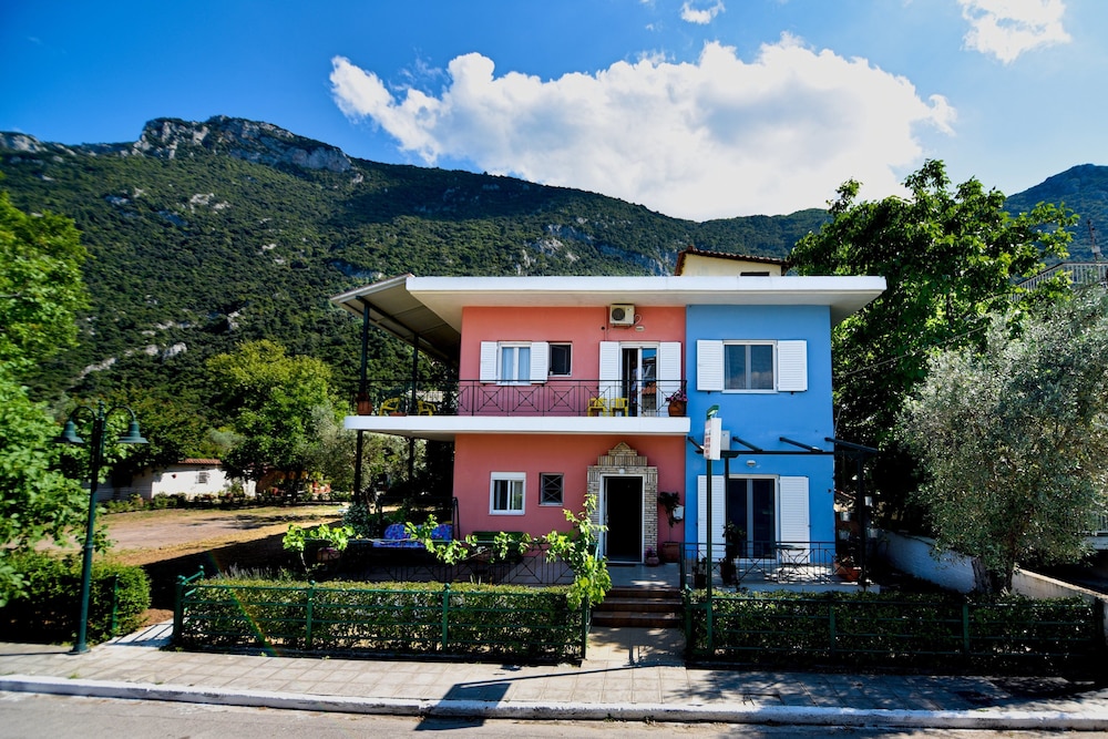Tsertos Apartments — 4-Star Luxury Hotel in Kamena Vourla, Greece