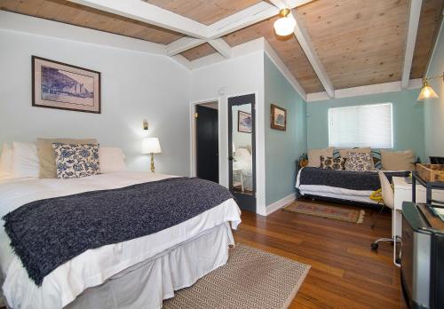Smiley's Saloon & Hotel - photo 32