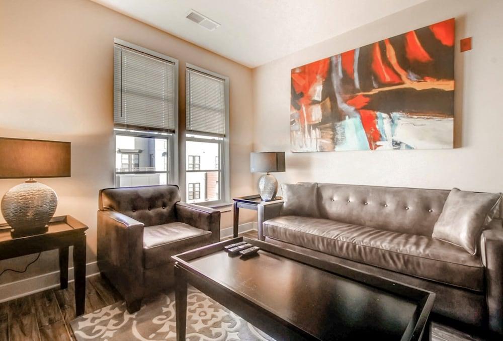 Global Luxury Suites near Canyon Lakes - photo 7