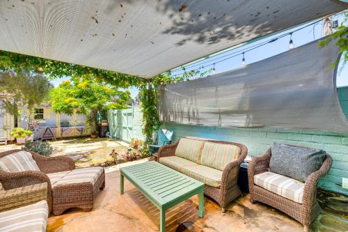 Vibrant Home with Patio Near Santa Monica Pier — 4-Star Luxury Hotel in Los Angeles, United States