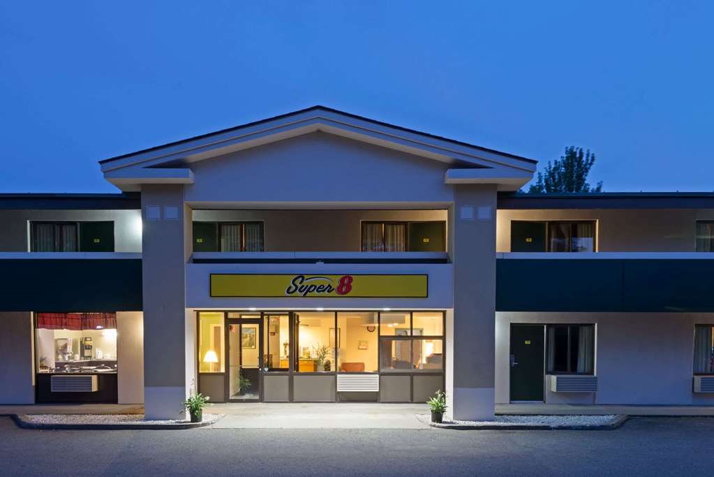 Super 8 by Wyndham White River Junction - photo 3