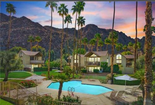 Indian Wells Mtn Cove with Kitchen Living Room Patio Firepit BBQ Tennis Stadium in Indian Wells, United States