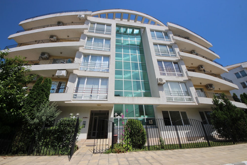 Menada Apartments In Azzuro Hotel — Nesebar